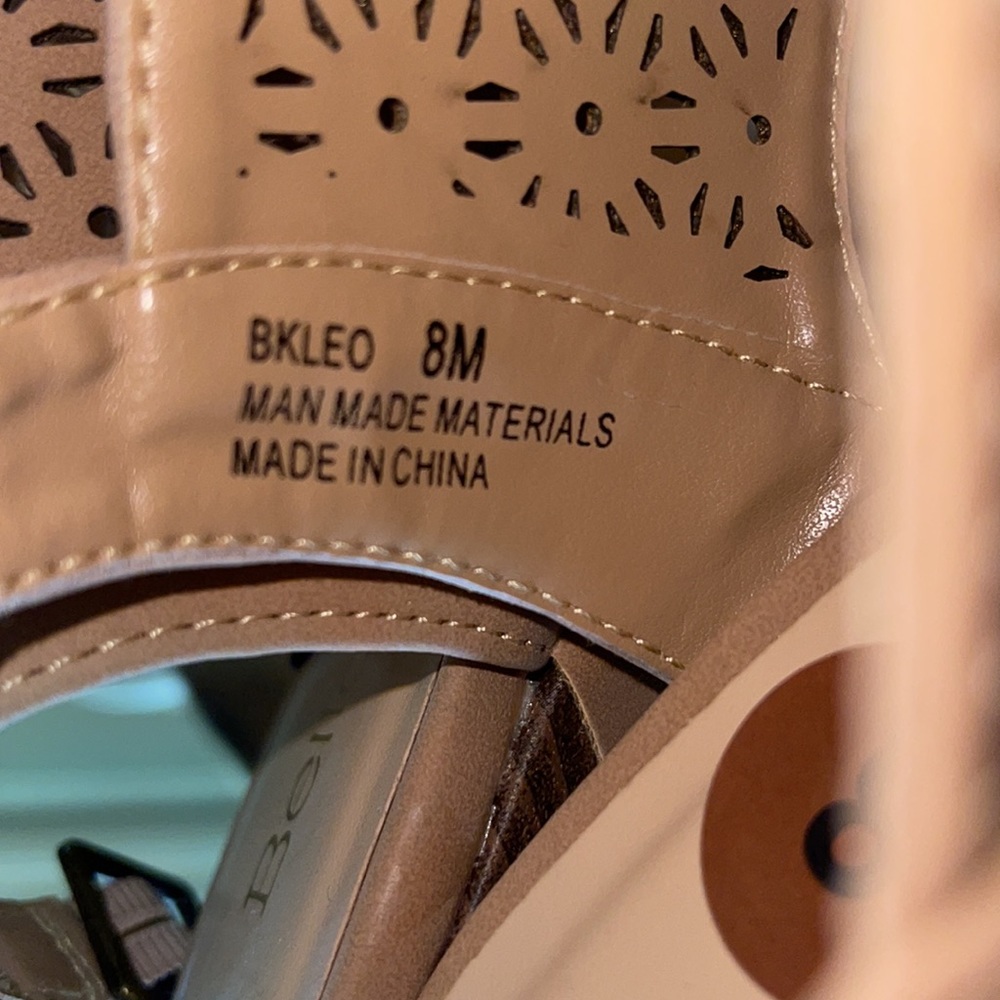 Women’s Bella Vita Wedge. Size 8. - Picture 7 of 8
